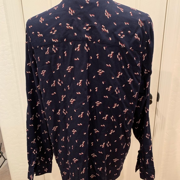 Blue print button blouse Size: Large - Picture 4 of 5